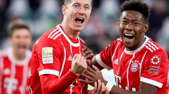 דויד אלאבה עם לבנדובסקי (צילום: AFP)