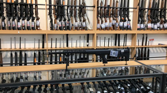 חנות נשקים בעיר קרייסטצ'רץ', ניו זילנד (צילום: רויטרס)