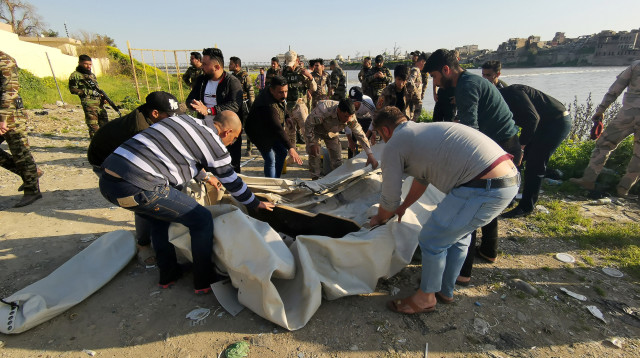 מאמצי חילוץ של טובעים מהמעבורת במוסול (צילום: רויטרס)
