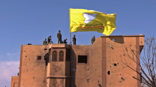 דגל ה-SDF מונף בדיר א-זור (צילום: AFP)