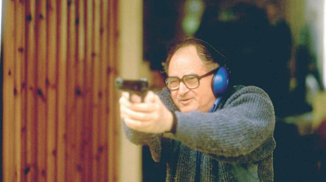 רפי איתן באימון במטווח, 1984 (צילום: לע"מ)