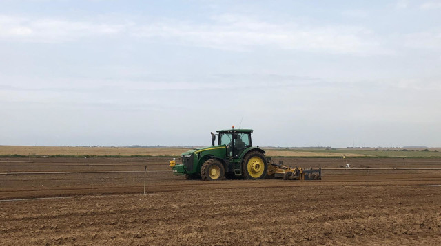 טרקטור באחד מיישובי עוטף עזה (צילום: יאסר עוקבי)