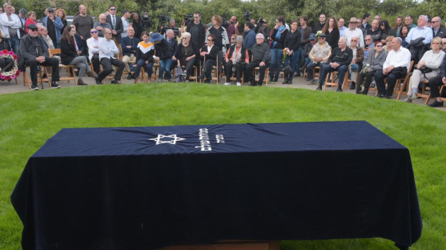 הלווייתו של רפי איתן (צילום: אבשלום ששוני)