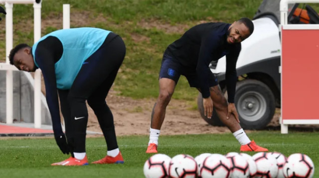 סטרלינג וסאנצ'ו. הנבחרת האנגלית מתבססת על צעירים (צילום: AFP)