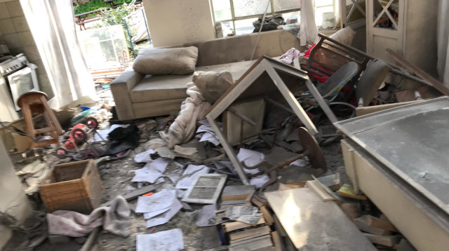 הבית שנפגע מרקטה במשמרת (צילום: קובי תמם, דוברות כבאות והצלה)
