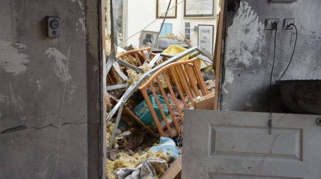 עריסת תינוק תחת עריסות הבית שנהרס מפגיעת הרקטה (צילום: דוברות המשטרה)