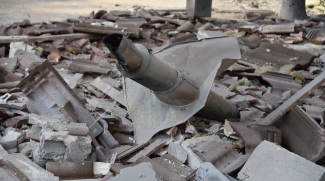 הרקטה שפגעה בבית במושב משמרת (צילום: דוברות המשטרה)