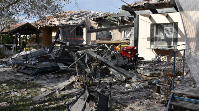 פגיעת רקטה בשרון  (צילום: דוברות המשטרה)