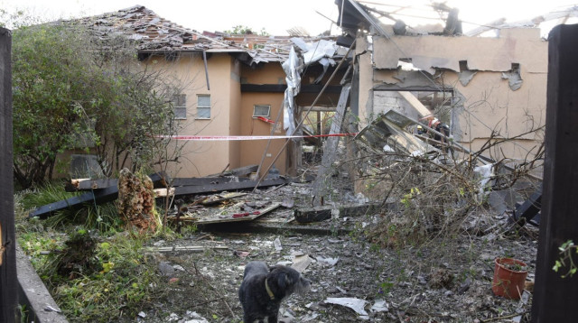 הבית של משפחת וולף שנפגע מהרקטה (צילום: דוברות המשטרה)