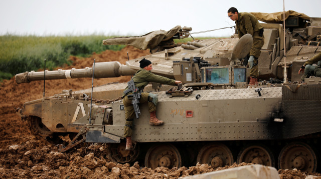 חיילי צה"ל בסמוך לגבול רצועת עזה (צילום: רויטרס)