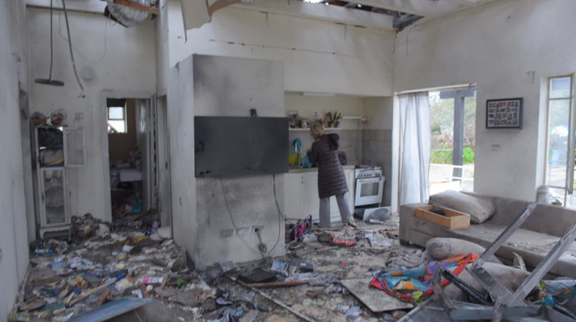 הבית שנפגע מהרקטה במושב משמרת (צילום: אבשלום ששוני)