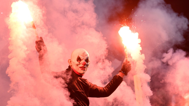 אוהד במהלך משחק כדורגל בליגה הגרמנית  (צילום: רויטרס)