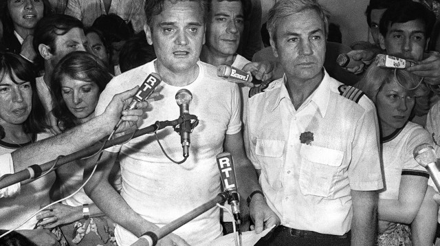 הקברניט מישל בקוס לאחר שחרורו (צילום: AFP)