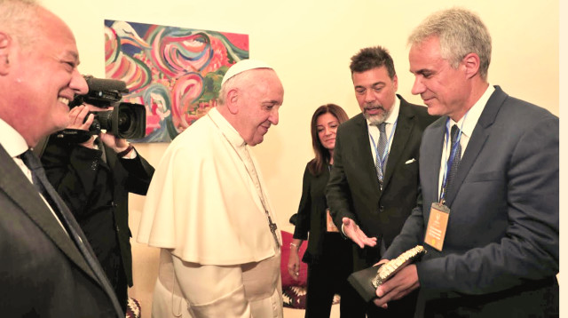 אביב גנון (מימין) והאפיפיור פרנציסקוס (צילום: יח"צ חו"ל)