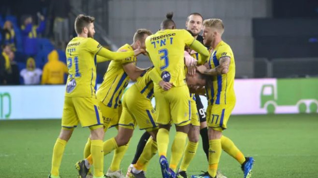 שחקני מכבי תל אביב חוגגים (צילום: אריאל שלום)