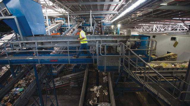 עובד במפעל (צילום: יונתן זינדל, פלאש 90)