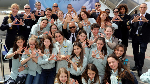 צוות אוויר אל על ביחד עם ילדי תנועת הנוער "כנפיים של קרמבו" (צילום: סיוון פרג')