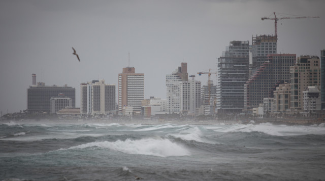 מזג אוויר חורפי בתל אביב (צילום: הדס פרוש, פלאש 90)