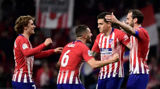 שחקני אתלטיקו מדריד חוגגים (צילום: AFP)