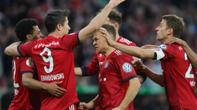 שחקני באיירן מינכן חוגגים (צילום: Getty images)