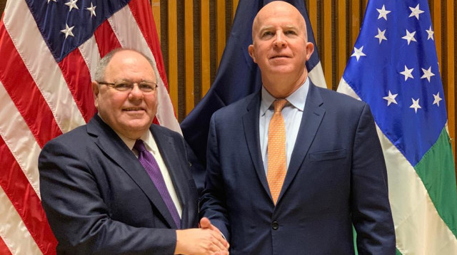 דני דיין והמפקח הכללי של משטרת ניו יורק (צילום: הקונסוליה הכללית בניו יורק)
