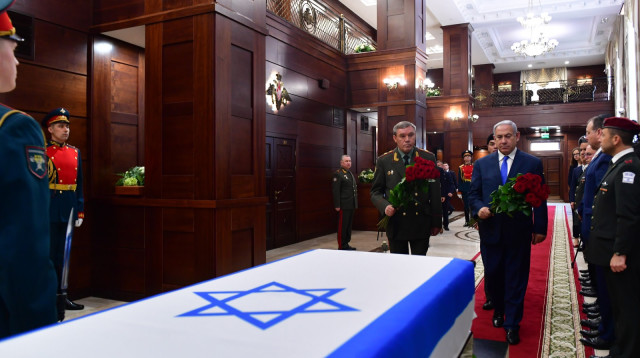 בנימין נתניהו מול ארון חפציו של זכריה באומל (צילום: יניר קוזין)