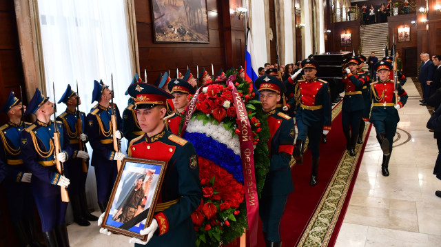 משמר כבוד רוסי עם תמונתו של זכריה באומל (צילום: יניר קוזין)