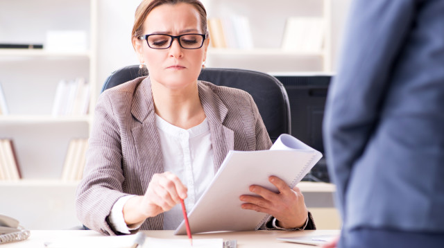 קושי בהתנהלות מול הבוס במקום העבודה (צילום: אינג אימג')