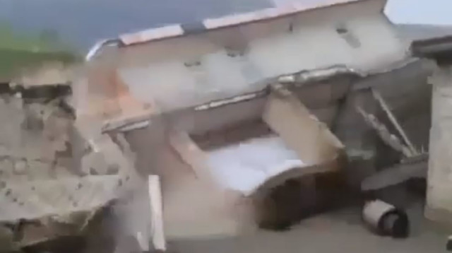 בית קורס בשיטפונות באיראן (צילום: רויטרס)