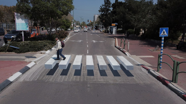 מעבר חצייה תלת מימדי באשקלון (צילום: אלדד עובדיה)