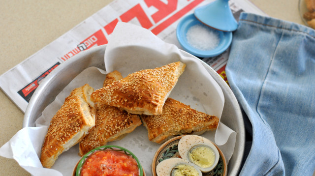 בורקס במלית גבינה  (צילום: פסקל פרץ-רובין)