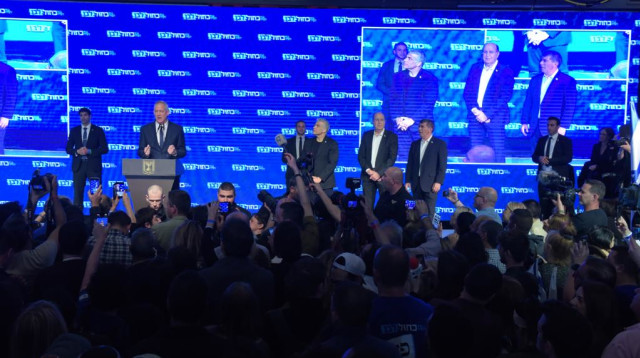 כחול לבן (צילום: אבשלום ששוני)