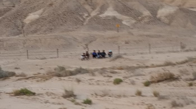 צעירים שנתקעו בשדה מוקשים בערבה (צילום: דוברות המשטרה)