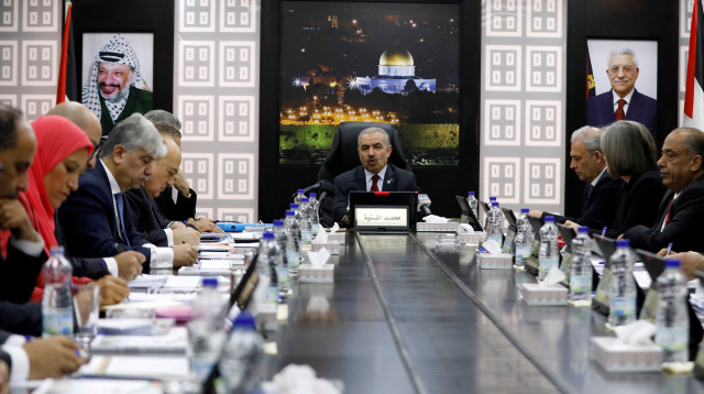 מוחמד אשתייה בישיבת הממשלה הפלסטינית (צילום: רויטרס)