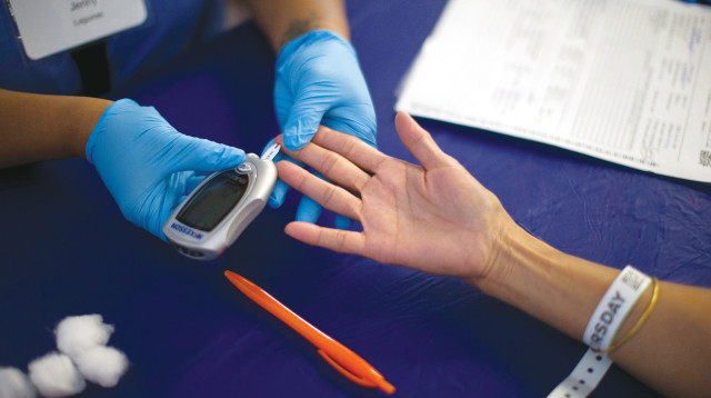 בדיקת סוכרת (צילום: רויטרס)