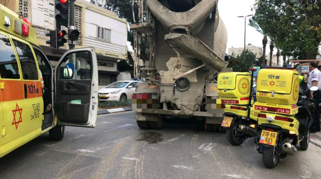 זירת התאונה בת"א (צילום: דוברות מד"א)