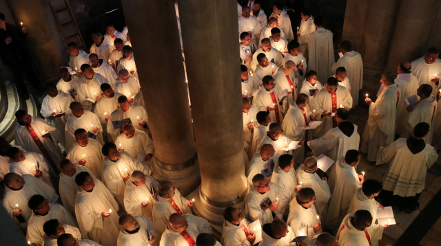 נוצרים משתתפים בטקס רחיצת הרגליים בכנסיית הקבר לרגל חג הפסחא  (צילום: רויטרס)