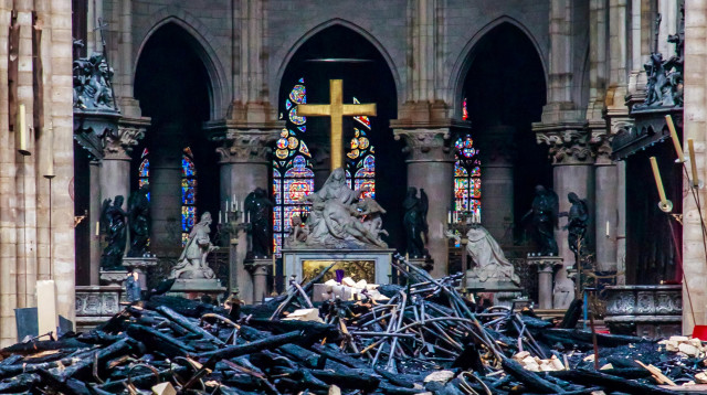 שריפה בקתדרלת נוטרדאם (צילום: רויטרס)
