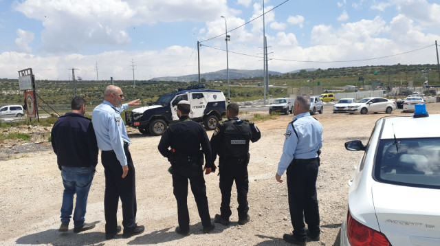 זירת ניסיון הפיגוע בצומת תפוח (צילום: דוברות המשטרה)