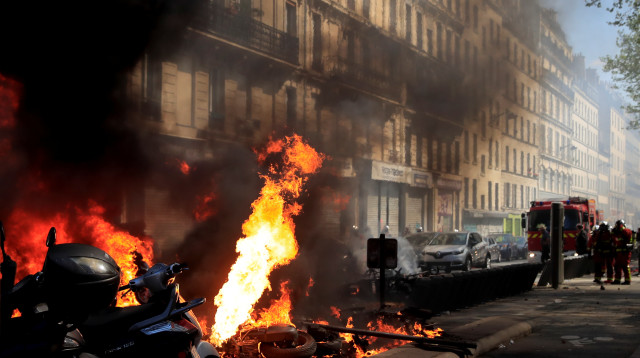 מפגינים מציתים רכבים בפריז (צילום: רויטרס)