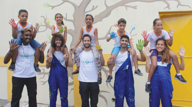 חלק מצוות דניאלי עם ילדים בברזיל (צילום: באדיבות קרן דניאלי)