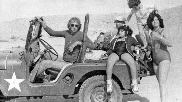 יצחק ואופירה נבון וילדיהם עם הנהג זהבי (צילום: צילום פרטי)