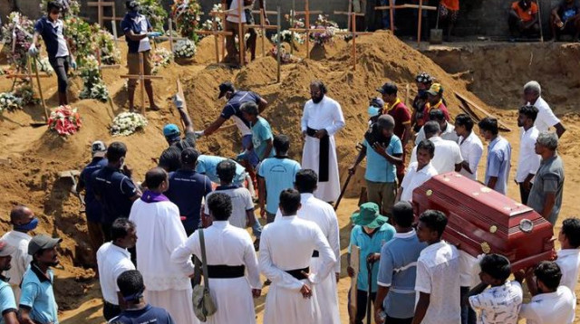 הלוויות הנרצחים בסרי לנקה (צילום: רויטרס)