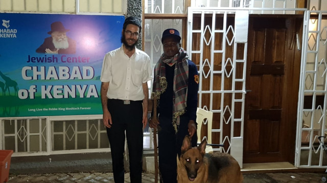 הרב שמואל נוטיק עם אחד המאבטחים בבית חב"ד ניירובי (צילום: פרטי)