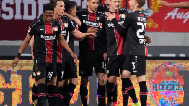 שחקני באייר לברקוזן חוגגים (צילום: AFP)