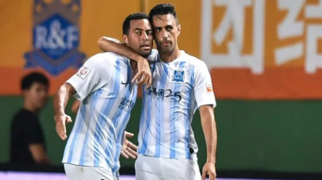 זהבי חוגג עם מוסא דמבלה (צילום: הליגה הסינית האתר הרשמי)