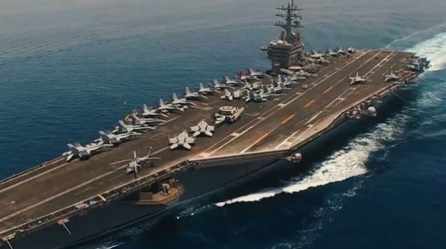 נושאת מטוסים אמריקאית במפרץ הפרסי (צילום: רשתות ערביות)