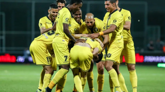 שחקני בית"ר ירושלים חוגגים (צילום: מאור אלקסלסי)