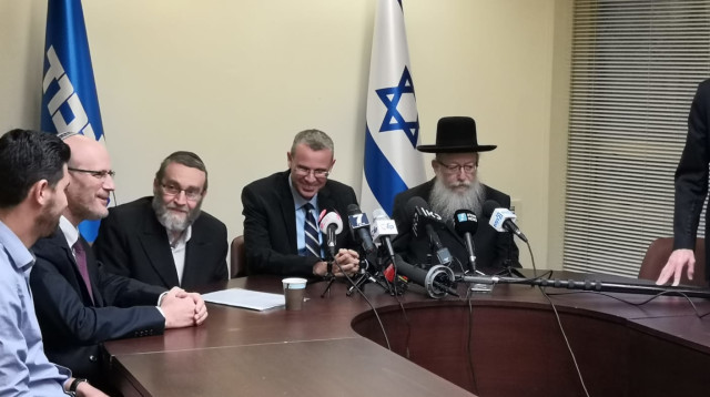 יעקב ליצמן, יריב לוין ומשה גפני בפתח המו"מ הקואליציוני (צילום: יניר קוזין)