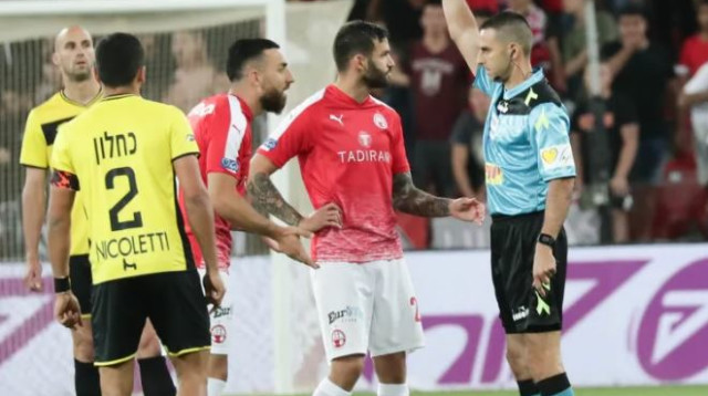 דור אלו מקבל כרטיס אדום (צילום: דני מרון)